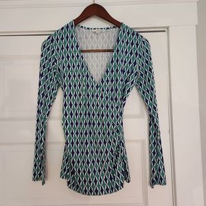 Boden stretchy wrap top v neck blue green white pattern, viscose size 2